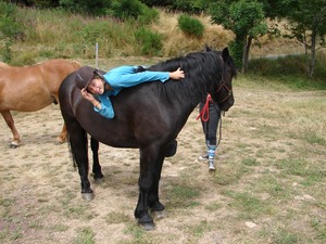 Manon sur Toumaï, en "sac à patates"